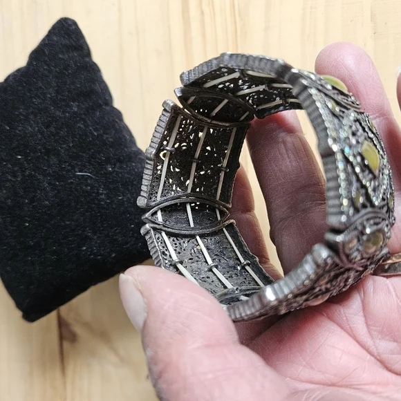 Premier Designs Victorian-style Filigree with Peridot Stretch Bracelet - Picture 7 of 9